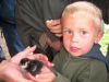 Filnavn=Mathias_holder_kylling.JPG
Filstørrelse=132KiB
Dimensioner=1024x768
Dato for tilføjelse=%23 %755, %2009 Mathias_holder_kylling.JPG